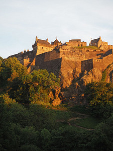 日落时在城堡岩石上的爱丁城日落时在爱丁堡城图片
