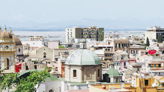 意大利卡亚里市的空中观望着码头图片