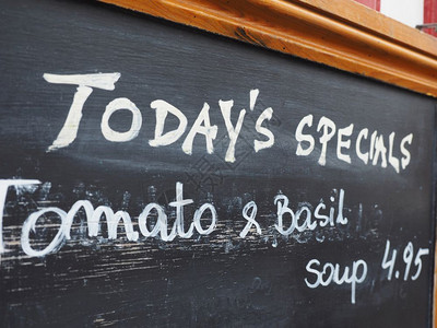 餐厅黑板有今天的特制番茄和汤餐厅黑板上的菜单图片
