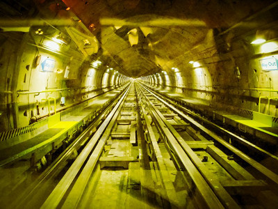 地下铁隧道古老的图象图片
