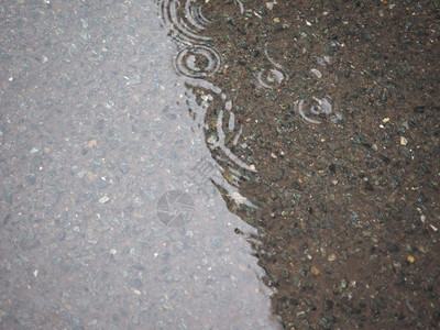 水在一滩雨水中循环用作背景雨水坑背景图片