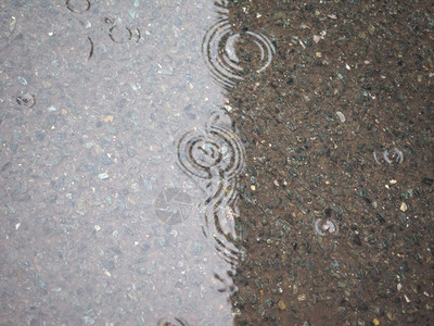 水在一滩雨水中循环用作背景雨水坑背景图片