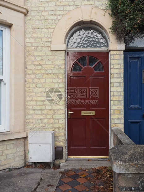 英国住宅的红色传统入口图片