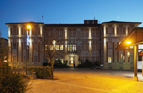 城市意指市政厅晚上在意大利的塞蒂莫托里内斯SettimoTorinese市政厅图片