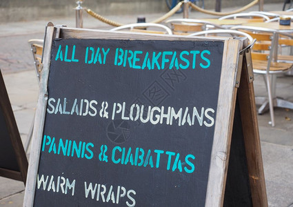 每天的早餐沙拉和犁夫意大利面和番茄酱温暖的包装黑板标志图片