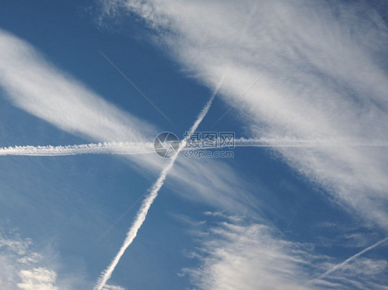 蓝色天空中有飞机飞过的痕迹图片