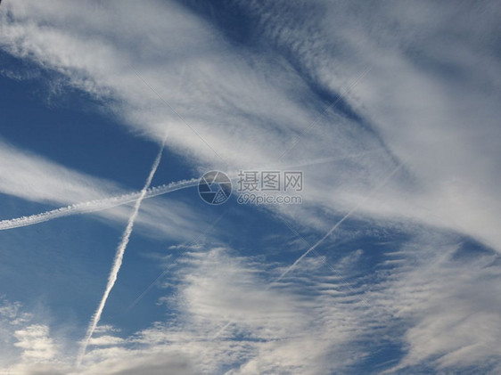 蓝色天空中有飞机飞过的轨迹图片