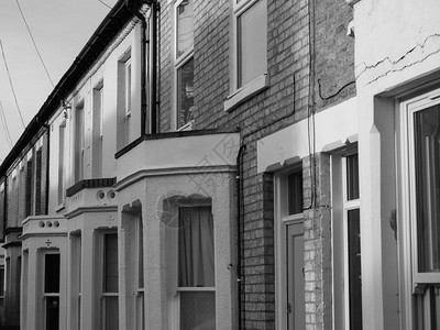 英国传统房屋用黑白两边的弓窗图片