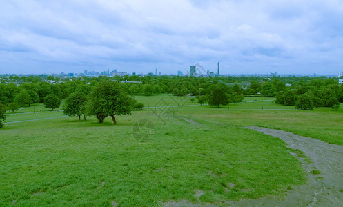 从伦敦普里姆罗斯山公园看到伦敦的天线图片