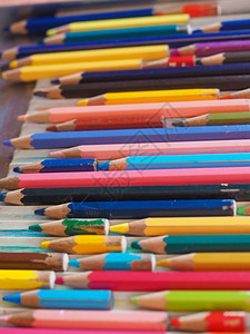 许多颜色铅笔和长度不同颜色和长度不同许多颜色铅笔图片