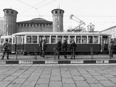 都灵意大利约2018年12月来自罗马Cinecitta的312辆古董电车在都灵电车节上以黑白两色亮相都灵电车节上的312辆老式电图片
