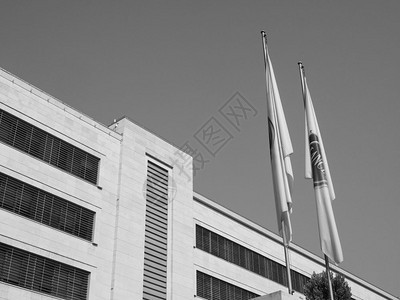 都灵意大利约2018年9月菲亚特克莱斯勒汽车FCA米拉菲奥里汽车厂为菲亚特兰西亚阿尔法罗密欧吉普和阿巴斯品牌的黑色和白色菲亚特米图片