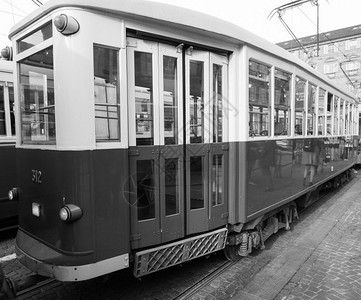 都灵意大利约2018年12月来自罗马Cinecitta的312辆古董电车在都灵电车节上以黑白两色亮相都灵电车节上的312辆老式电图片