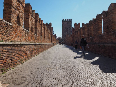 维罗纳意大利约2019年3月PontediCastelvecchio意思是旧城堡桥又名PonteScaligero意思是Scal图片