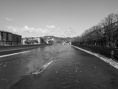 意大利维罗纳的阿迪埃河黑白两色维罗纳的阿迪埃河黑白两色图片