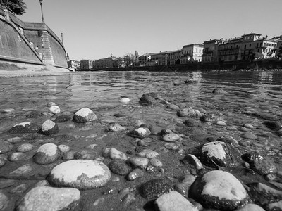 意大利维罗纳的阿迪埃河黑白两色维罗纳的阿迪埃河黑白两色图片