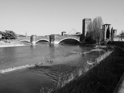 Castelvecchio指旧城堡从意大利维罗纳河上看到黑白的意大利河流图片