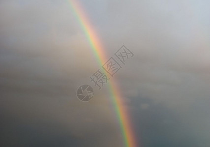 由雨水滴中太阳光的反射折和散引起的彩虹导致天空中以多彩圆弧的形式出现光谱图片