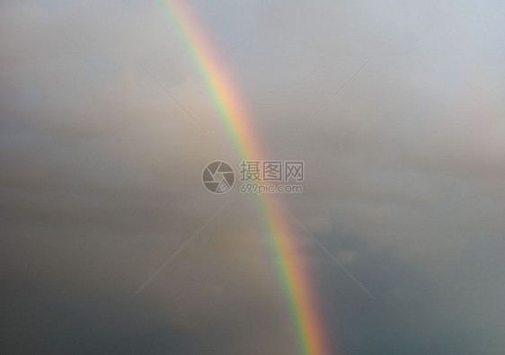 由雨水滴中太阳光的反射折和散引起的彩虹导致天空中以多彩圆弧的形式出现光谱图片