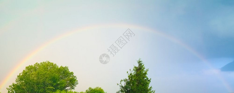 由雨水滴中太阳光的反射折和散引起的彩虹导致天空中以多彩圆弧的形式出现光谱图片