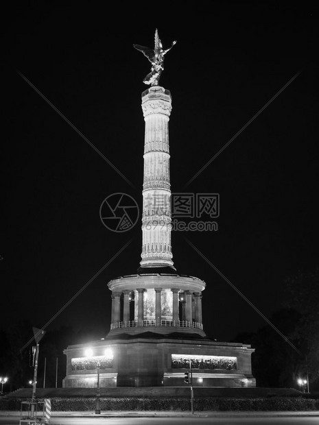 德国柏林Tiergarten公园的Angelsigessaeule意指胜利柱雕像晚上黑白夜在德国柏林的Tiergarten公园图片