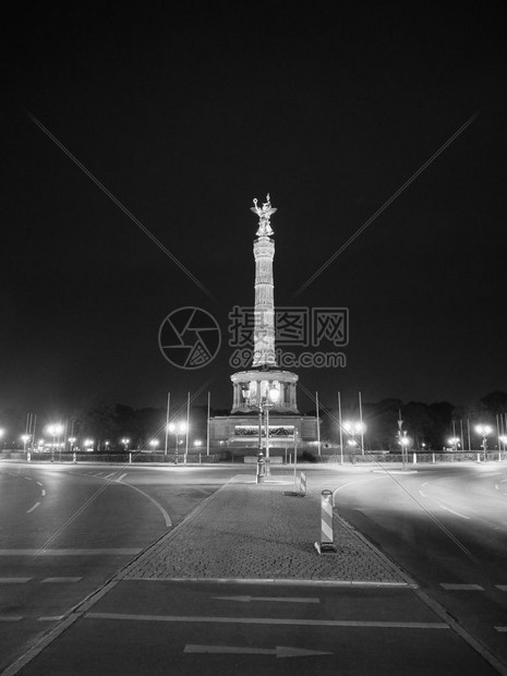 德国柏林Tiergarten公园的Angelsigessaeule意指胜利柱雕像晚上黑白夜在德国柏林的Tiergarten公园图片