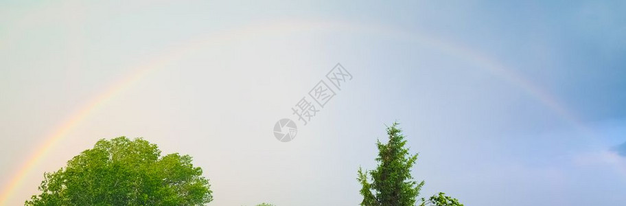 由雨水滴中太阳光的反射折和散引起的彩虹导致天空中以多彩圆弧的形式出现光谱图片