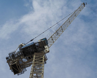 蓝色天空上一个建筑工地的起重机建筑工地的起重机图片