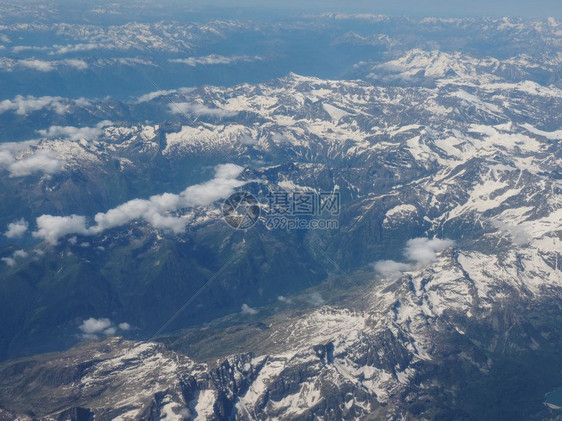 意大利和瑞士之间阿尔卑斯山的空中航向阿尔卑斯山的空中航向图片
