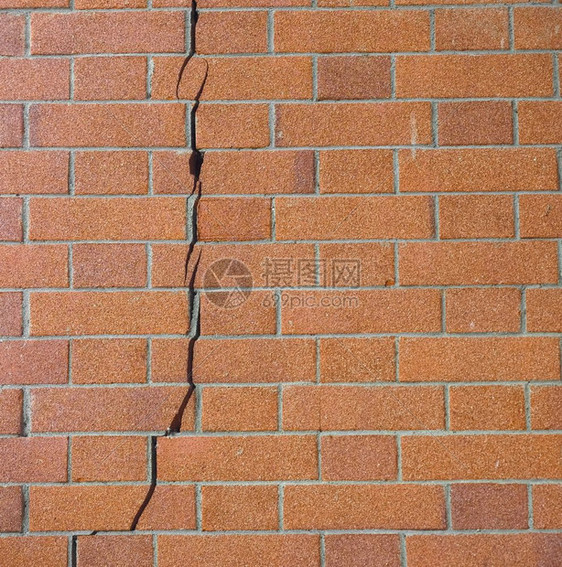 地震或基础结构故障造成的砖墙图片