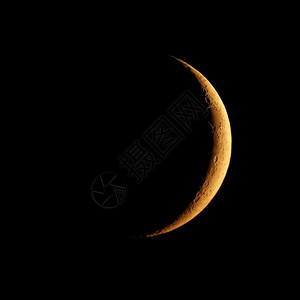 以天文望远镜和日落时的橙色光照耀着新月以望远镜观测到新月背景图片