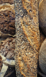 芝麻种子面包用粉和水做成的烘烤食品图片