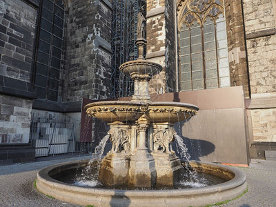 Petrusbrunnen指圣彼得喷泉由德国科伦的尔纳多姆霍赫基切桑克特彼得鲁斯指圣大教堂哥特指圣彼得大教堂命名图片