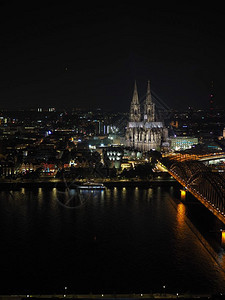夜间鸟瞰图KoelnerDomSanktPetrus意为圣彼得大教堂哥特式教堂和Hohenzollernbruecke意为Hoh图片