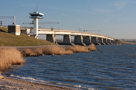 荷兰的大型混凝土桥图片