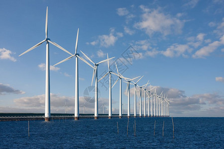大型风车停在沿荷兰海运港的上图片