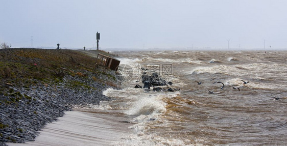 荷兰在暴风雨中残骸的荷兰断水图片