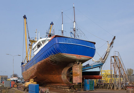 在荷兰码头造船厂修理的切鱼机图片