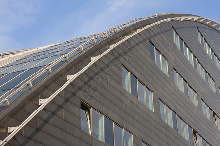 现代建筑外墙有弯曲的玻璃屋顶图片
