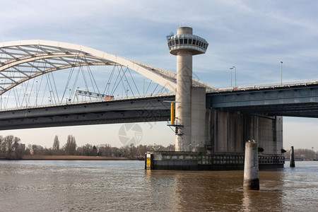 荷兰列克河对面大桥图片