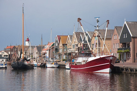 荷兰乌尔克港传统和现代捕鱼切割机图片