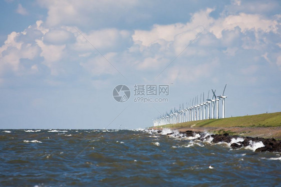 暴风雨中带有车的荷兰断流水图片