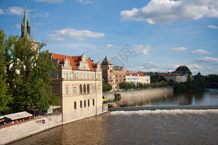 捷克首都普拉哈Vltava河堤岸和Smetana博物馆的Charles桥图片