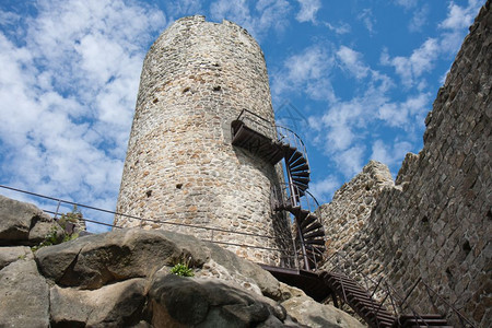 一座大塔旧中世纪城堡面对天空图片