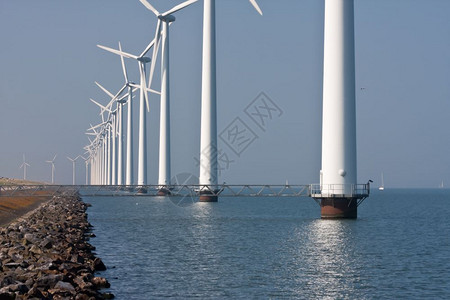 长排的风车站立在荷兰海图片