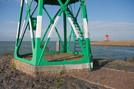 荷兰斯塔沃伦港入口处的灯塔图片