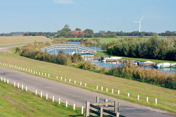 荷兰典型农村景观田和水道图片