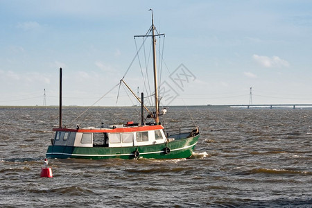航行到海上的荷兰渔船图片