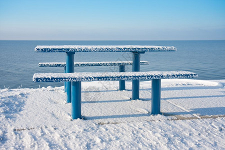 雪野餐桌和沙丘海岸长椅图片