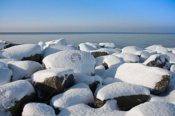 冬季荷兰断水的雪石图片